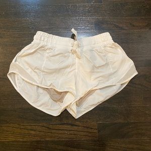 Lululemon White hotty hot shorts 2.5”